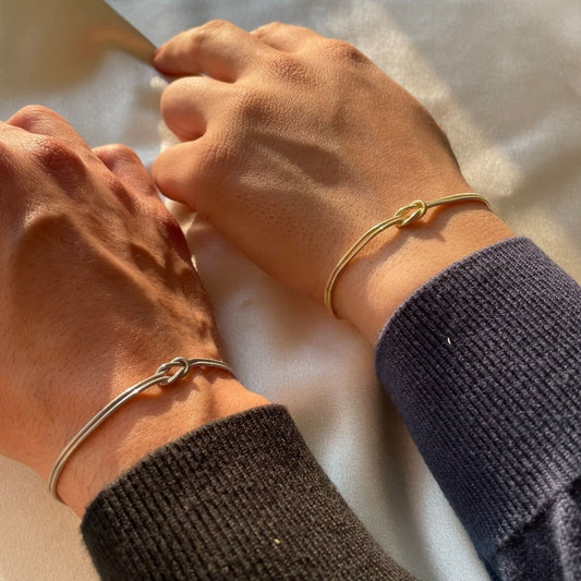 LUNA | Timeless Love Knot Bracelet in Minimalist Style 1