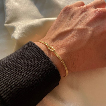 LUNA | Timeless Love Knot Bracelet in Minimalist Style 5