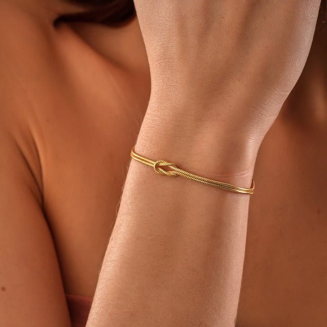 LUNA | Timeless Love Knot Bracelet in Minimalist Style 9